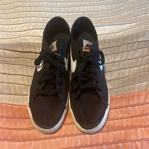 Women Nike Athletic Shoes.  Color Black.  Size 9.  Slightly Worn.